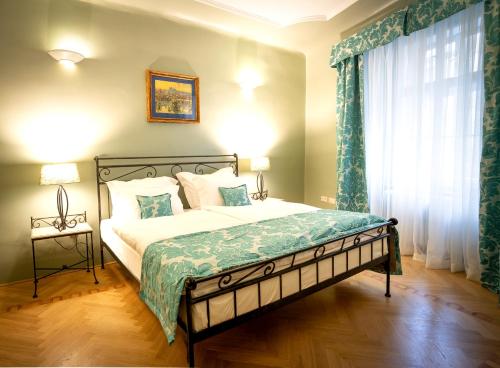 Hotel At the Black Star -Charming Romantic Suites and Apartments - image 5