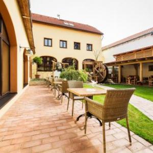 Hotel Selsky Dvur   Bohemian Village Courtyard 
