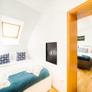 HOME ALONE 5BR+3BATH Penthouse in center of Prague