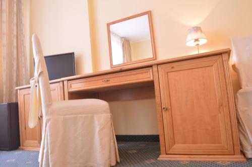 Hotel Claris - image 2