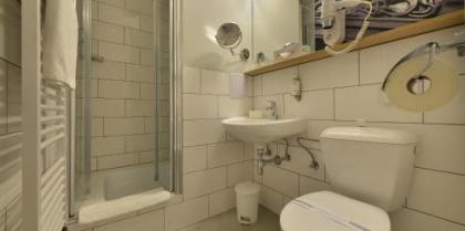 Three Crowns Hotel - image 11