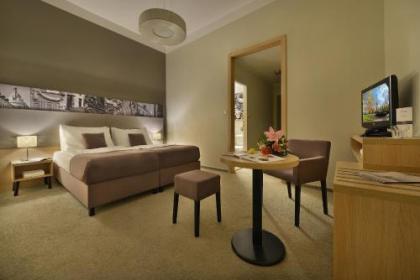 Three Crowns Hotel - image 20