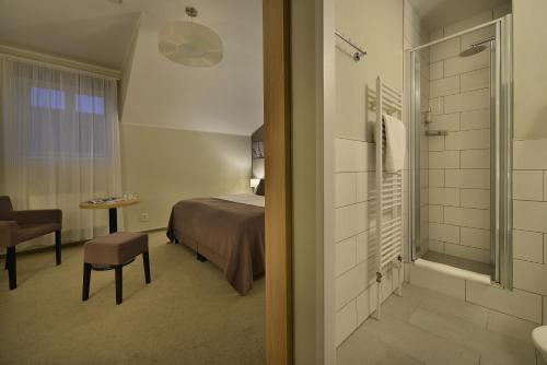 Three Crowns Hotel - image 7