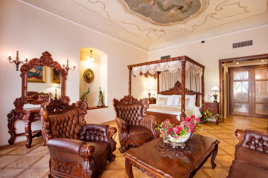Iron Gate Hotel & Suites - main image