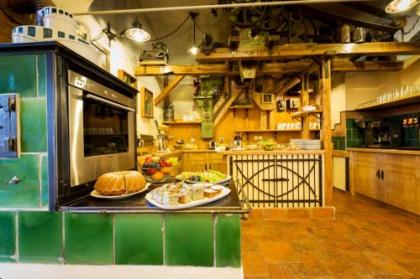 Hotel Selsky Dvur - Bohemian Village Courtyard - image 12
