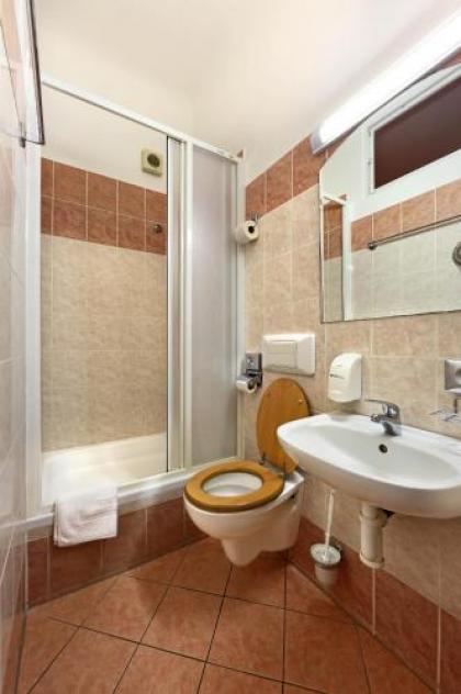 Hotel Golden City Garni - image 12