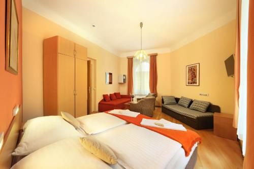 Hotel Golden City Garni - image 2