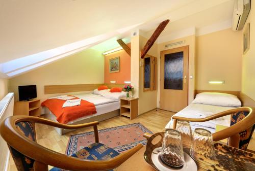 Hotel Golden City Garni - image 7