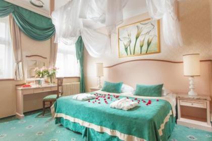 Green Garden Hotel - image 17