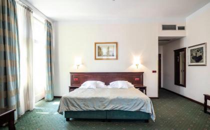 EA Hotel Downtown - image 12