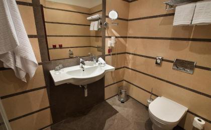 EA Hotel Downtown - image 8