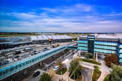 Courtyard by Marriott Prague Airport - image 8