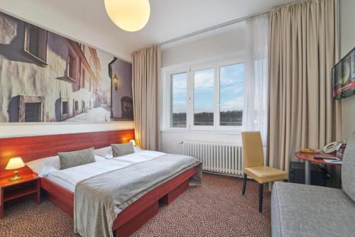 Metropolitan Old Town Hotel - image 2