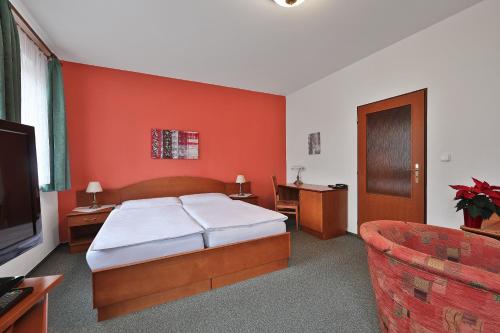 Attic Hotel - image 7