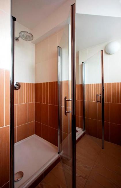 Relax Inn - image 9
