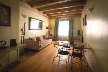 Hotel At the Black Star -Charming Romantic Suites and Apartments - image 10