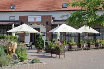 Hotel Chvalská Tvrz - image 2