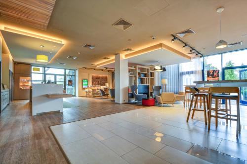 Holiday Inn Prague Airport - image 2