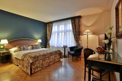 Elysee Hotel - image 1