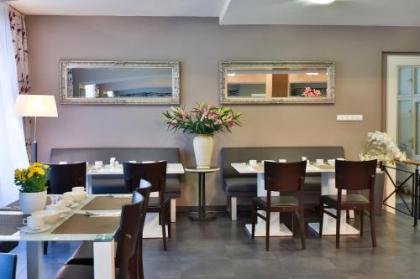 Elysee Hotel - image 10