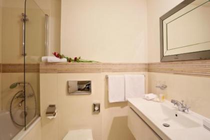 Elysee Hotel - image 13