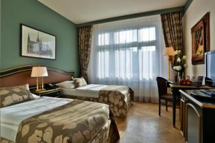 Elysee Hotel - image 9