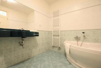 Quadrio Bedroom Central Apartment - image 2