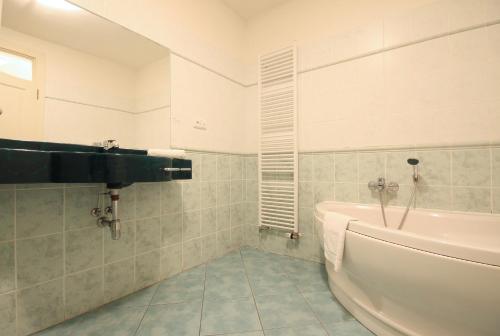 Quadrio Bedroom Central Apartment - image 2