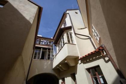 Queen Bee apartments - image 12