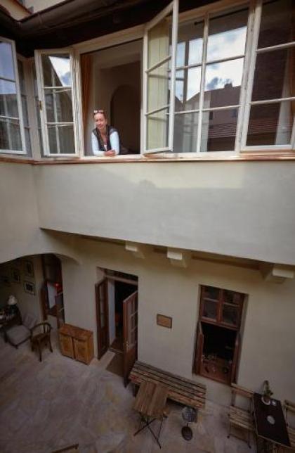 Queen Bee apartments - image 18