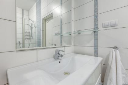 Modern apartment Michalska 6 - image 13
