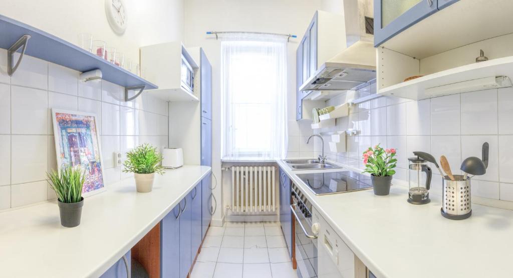 Modern apartment Michalska 6 - image 5
