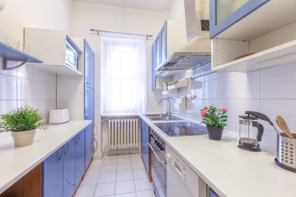 Modern apartment Michalska 6 - image 6