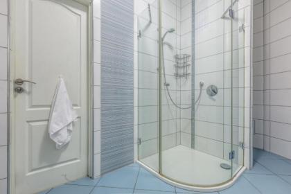 Modern apartment Michalska 6 - image 8