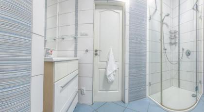 Modern apartment Michalska 6 - image 9