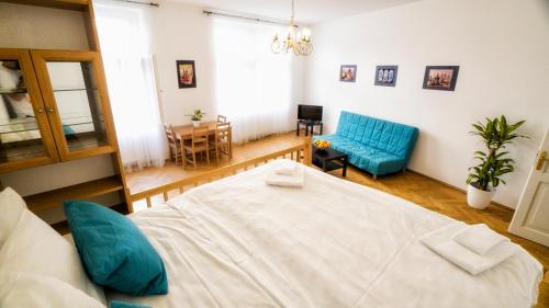 Apartment by the Old Town Square - image 3