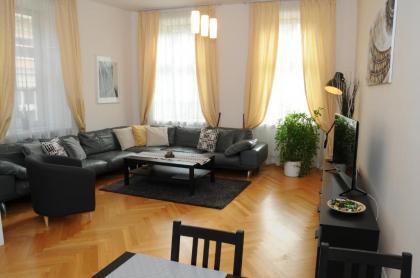 Royal Road Apartment - image 1