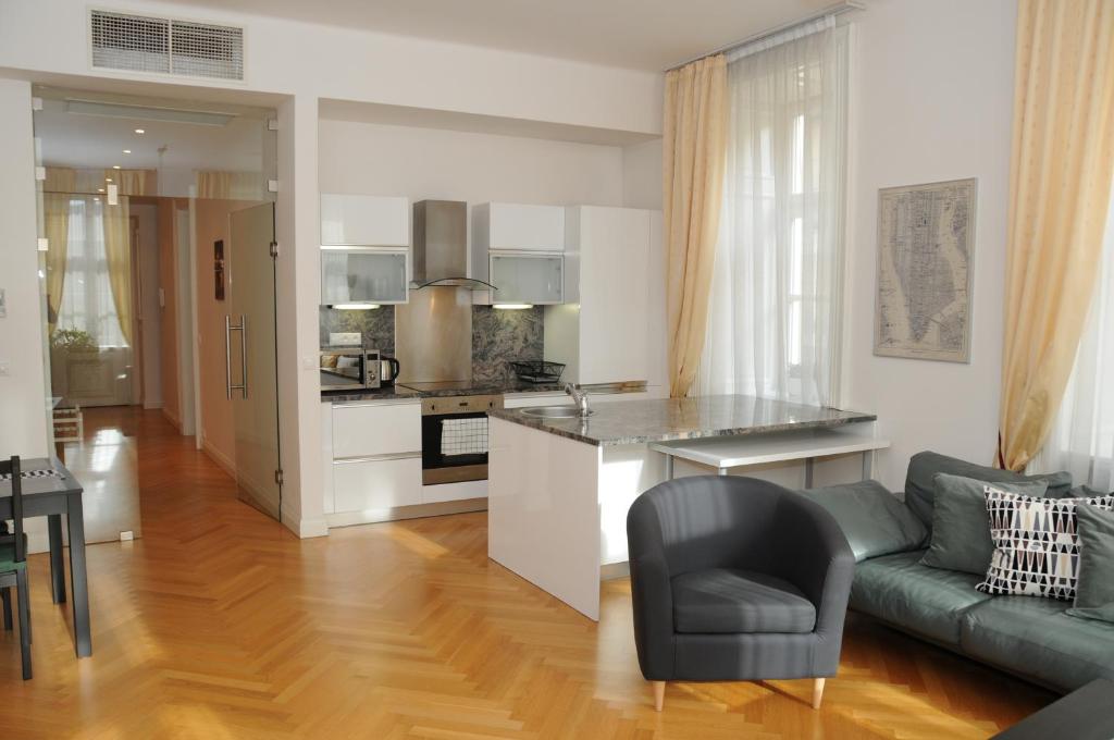 Royal Road Apartment - image 3