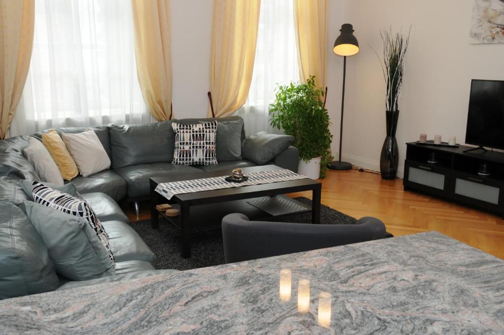 Royal Road Apartment - image 4