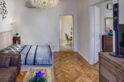 Dusni 13 Old Town Apartment - image 6
