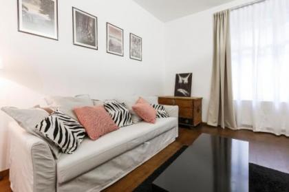 Supercosy Apartment at Žižkov - image 10