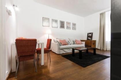Supercosy Apartment at Žižkov - image 9