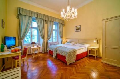 Josephine Old Town Square Hotel - image 2