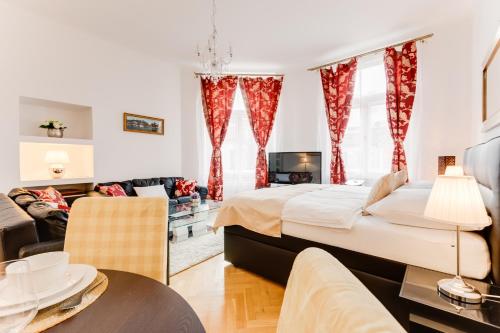 Old Town Square Royal Apartment - image 4