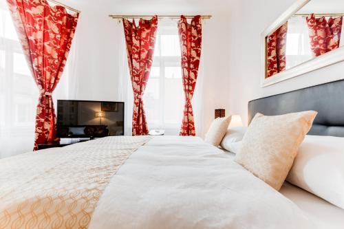 Old Town Square Royal Apartment - image 5