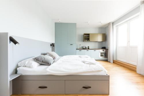 Sunny Riverside Apartments - main image