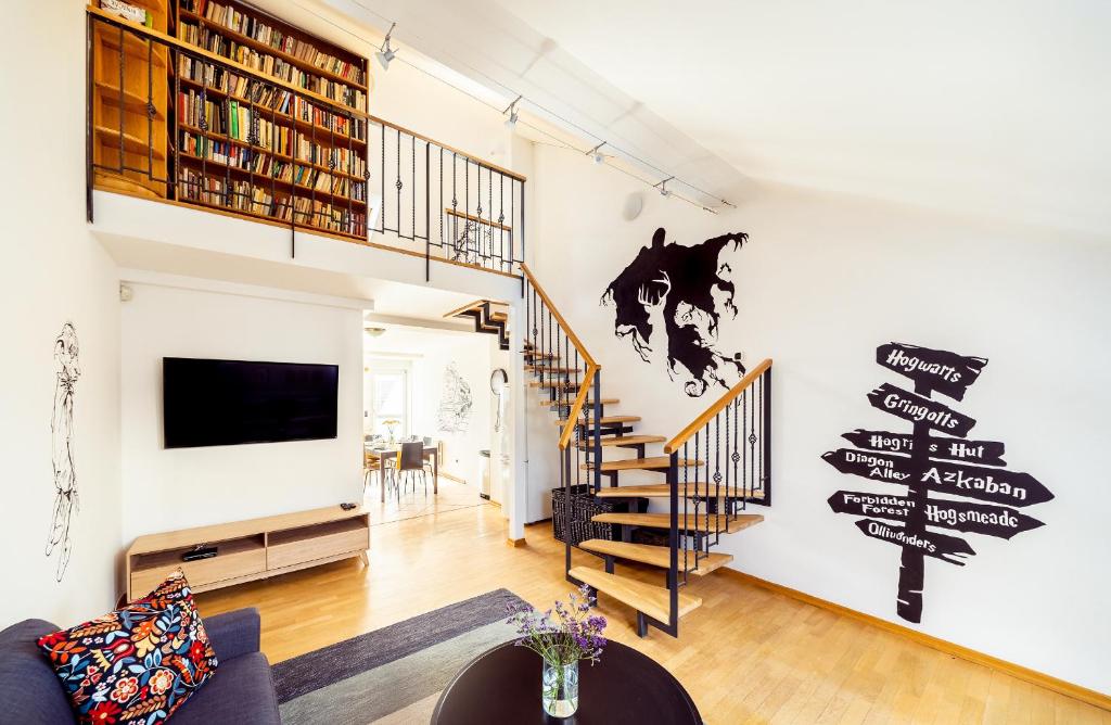 4BR 3BATH BALCONY central Harry Potter penthouse - main image