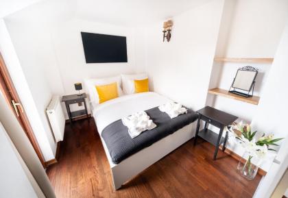 5BR 2BATH Masarykovo nábřeží apartment - image 11