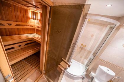 5BR 2BATH Masarykovo nábřeží apartment - image 15