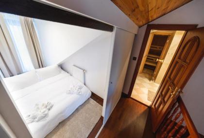 5BR 2BATH Masarykovo nábřeží apartment - image 18